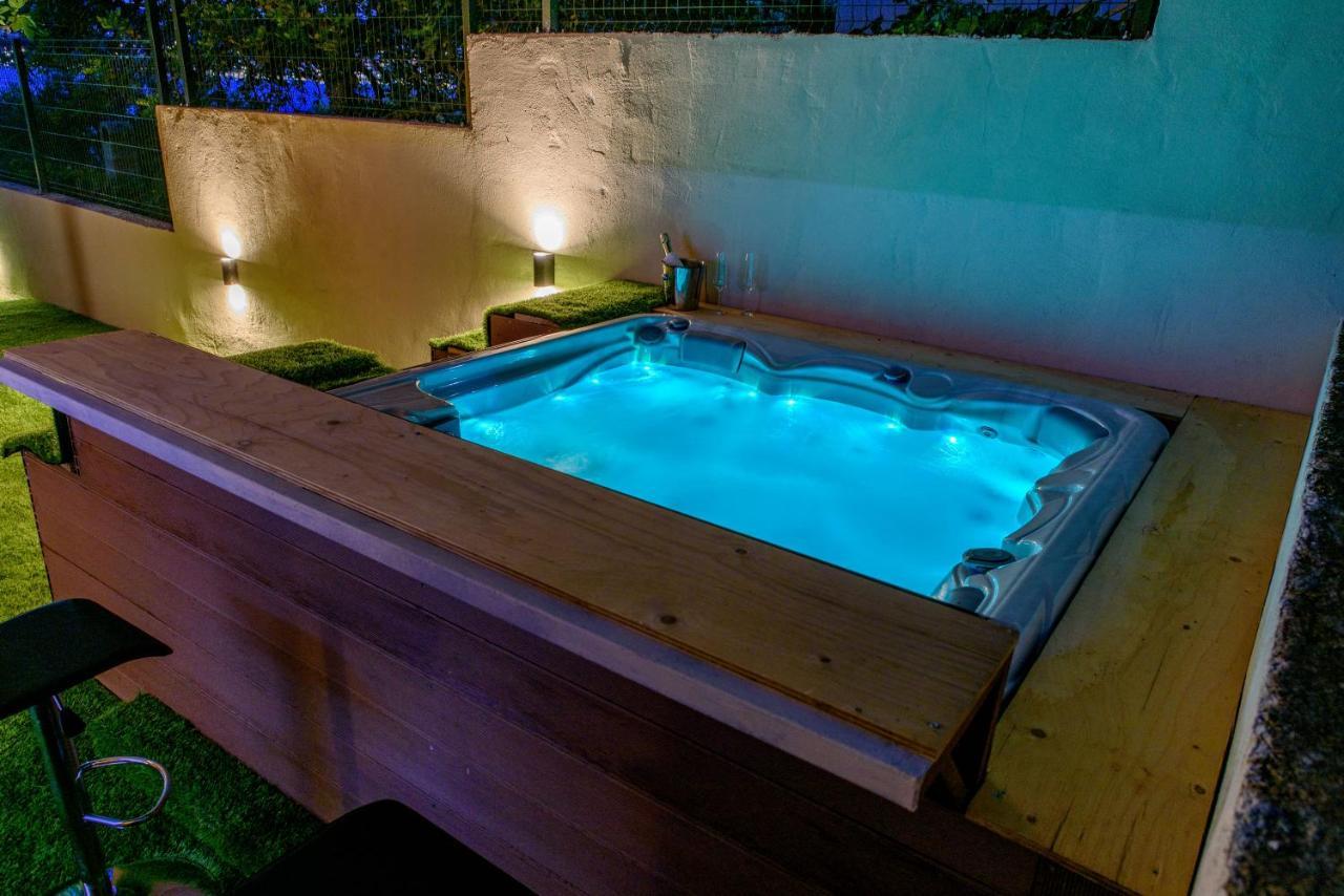 Case de vacanță With Private Jacuzzi & Parking *