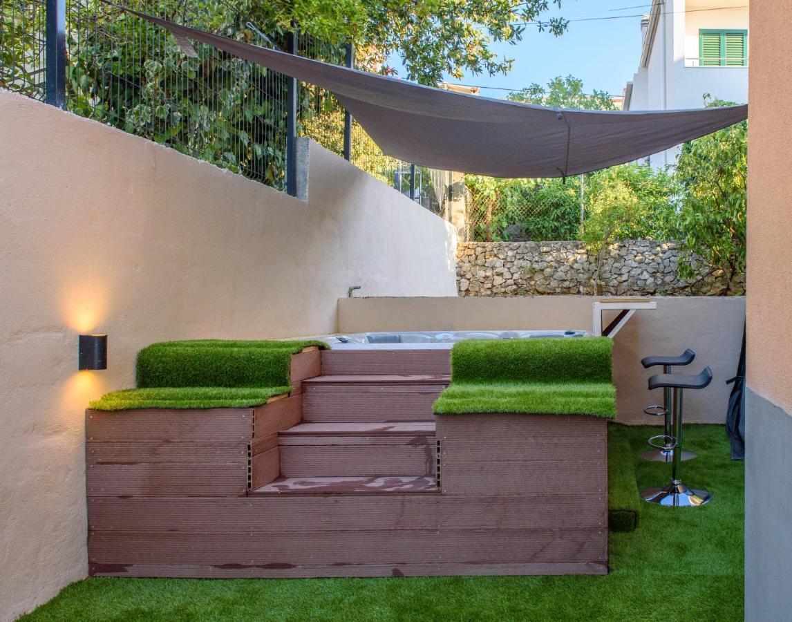 Case de vacanță With Private Jacuzzi & Parking Trogir