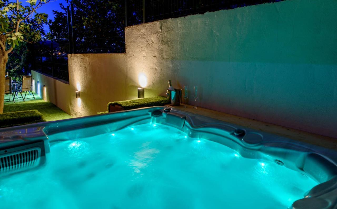 With Private Jacuzzi & Parking Case de vacanță *