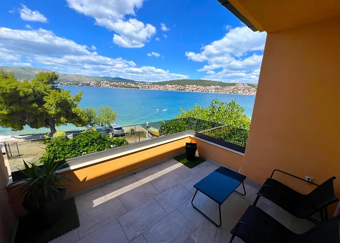 Beach Holiday Home With Private Jacuzzi & Parking