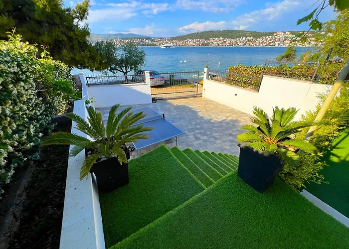 Beach Holiday Home With Private Jacuzzi & Parking