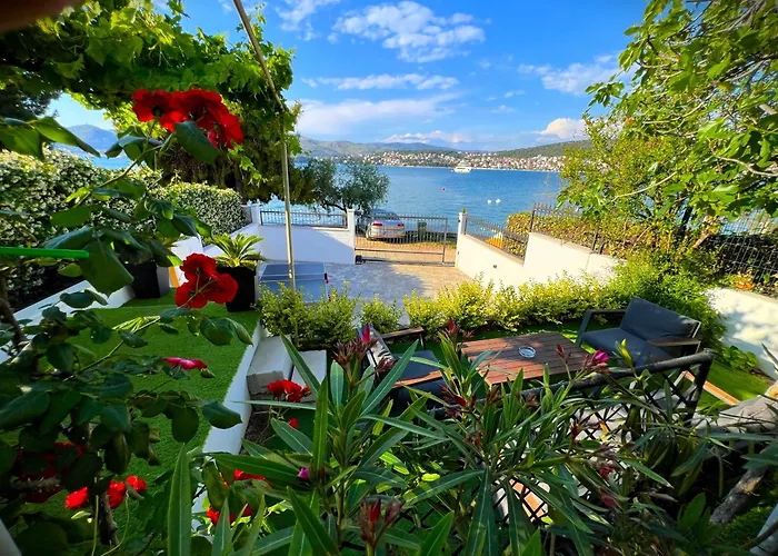 Beach Holiday Home With Private Jacuzzi & Parking