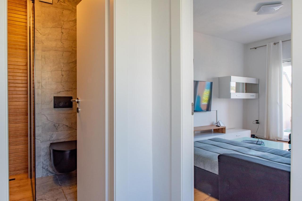 With Private Jacuzzi & Parking *